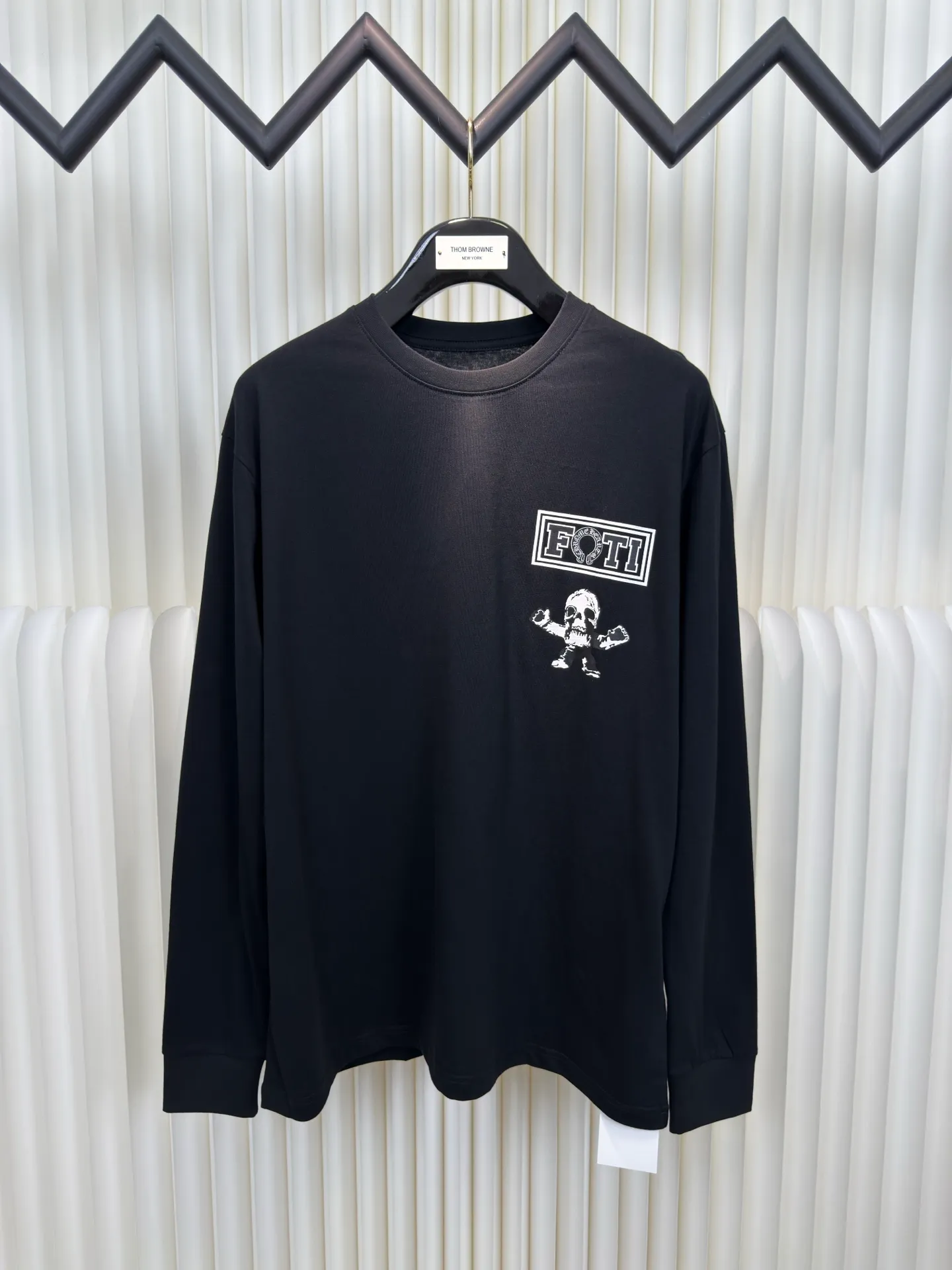 P290 Chrome Heart skull colorful printed long sleeves. The fabric is made of 26-woven 220g cotton. The printing is printed with thermosetting ink. Customized accessories. Size S M L
